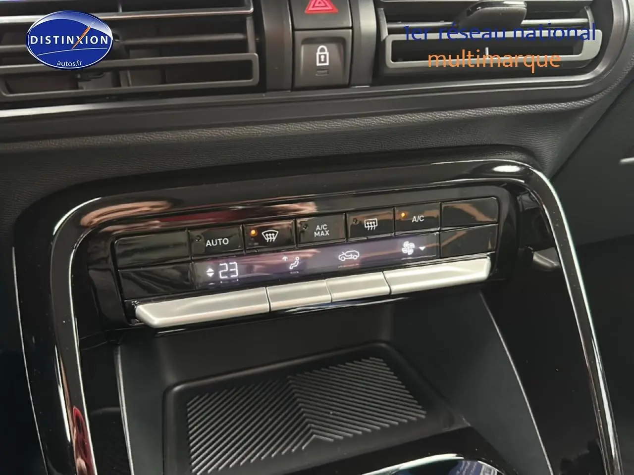 Détail de la console centrale noire du Citroën C3 Aircross gris, montrant les commandes de climatisation automatique.