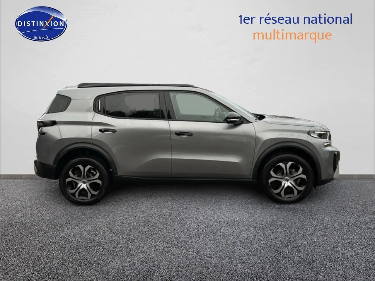 Profil droit d’un Citroën C3 Aircross gris 2025 avec jantes 17 pouces et vitres arrière teintées.