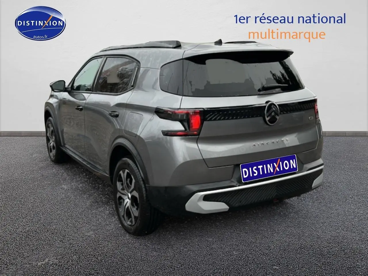 Vue 3/4 arrière droite d'une Citroën C3 Aircross gris métallisé avec feux arrière LED et jantes 17 pouces.