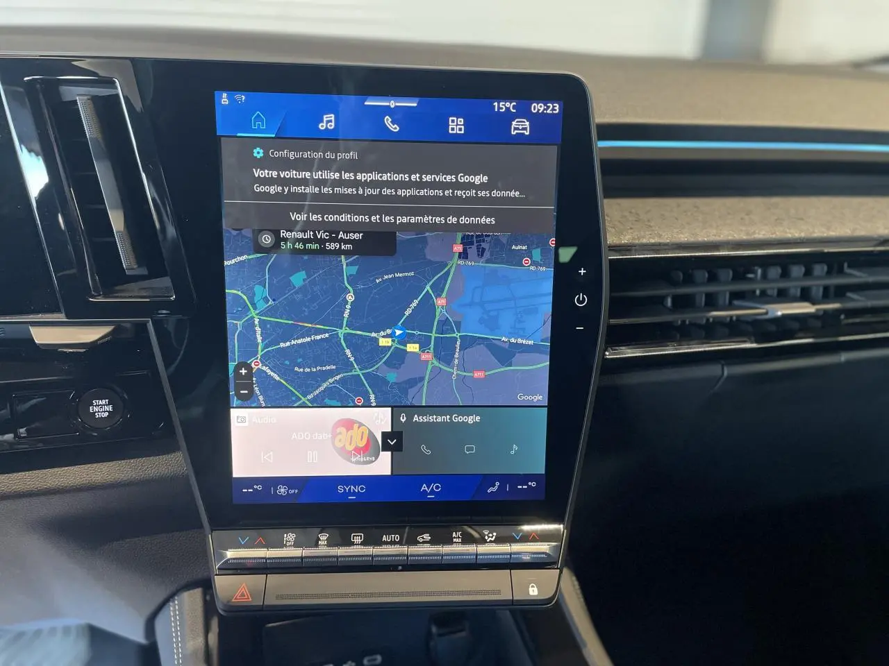 Écran tactile central vertical avec navigation Google Maps dans l’habitacle du Renault Rafale 2025.