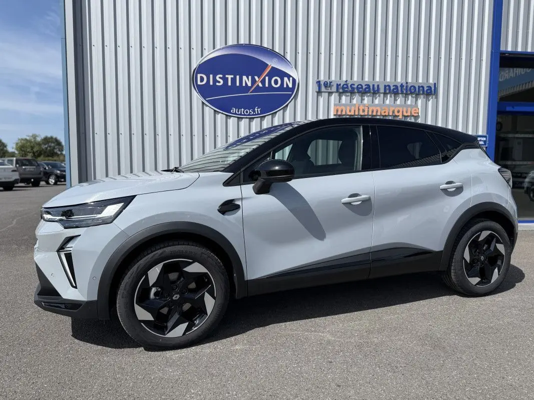 Renault Captur 2025 gris Rafale toit noir en profil droit, avec jantes noires et détails modernes visibles.