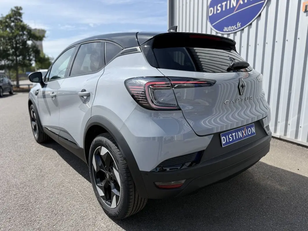 Vue 3/4 arrière droite du Renault Captur 2025 gris Rafale avec toit noir et feux arrière LED distinctifs.