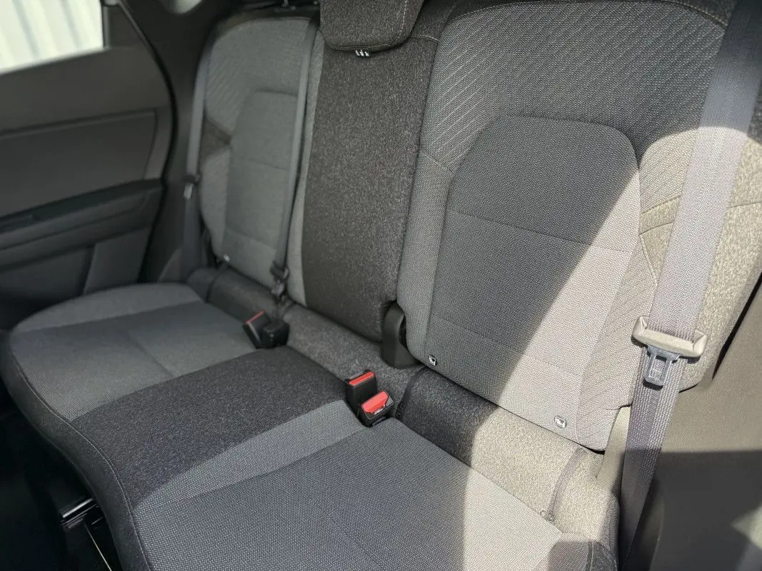 Vue rapprochée des sièges arrière gris foncé du Renault Captur 2025 avec ceintures de sécurité visibles.