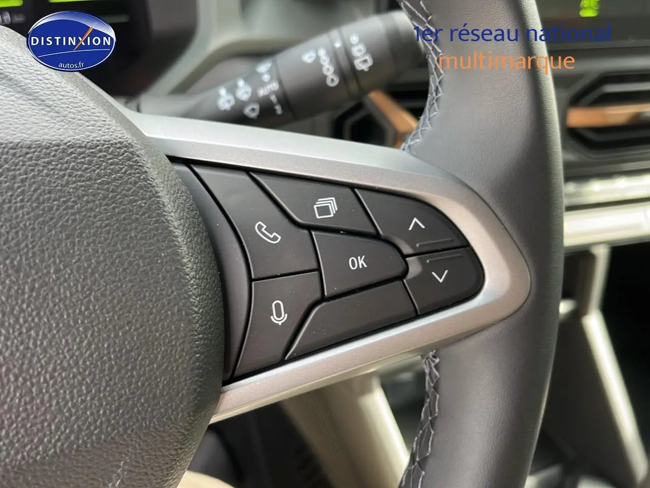 Boutons multifonctions au volant côté droit du Dacia Duster 2025 couleur Sandstone, avec commandes vocales et appels.