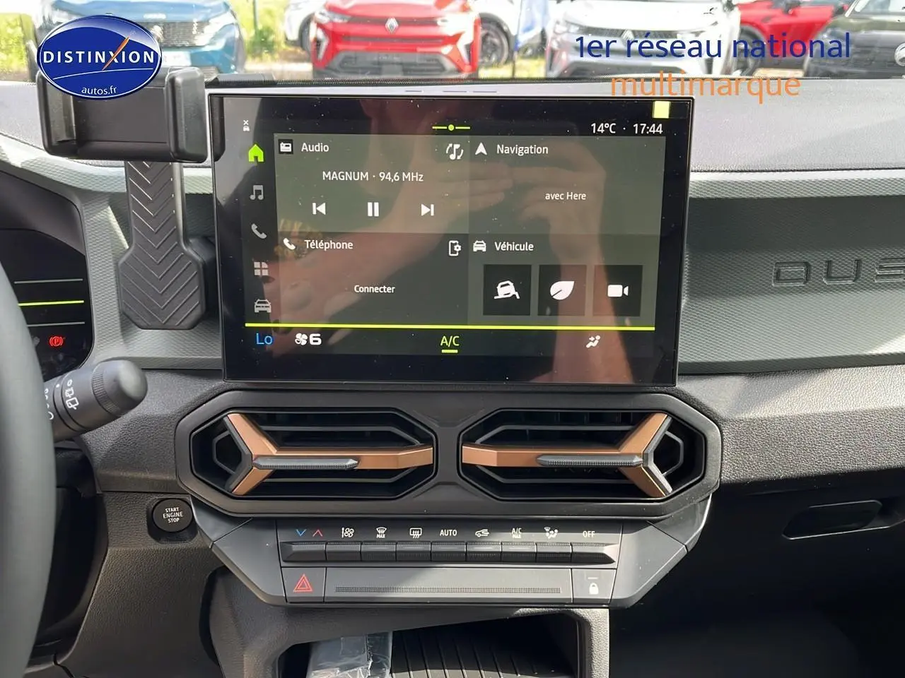 Tableau de bord du Dacia Duster 2025 avec écran tactile et aérateurs hexagonaux couleur cuivre vue de face