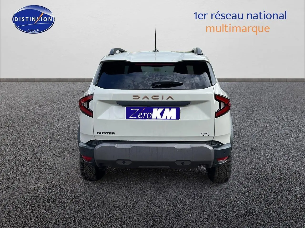 Vue arrière d'un Dacia Duster 2025 couleur Sandstone avec logo 4x4 et barres de toit visibles.