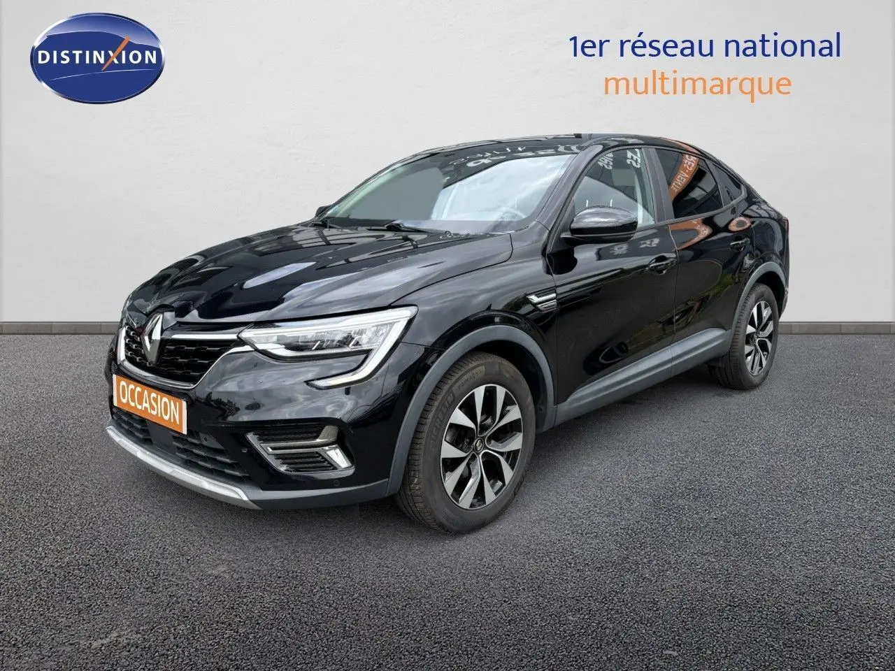 Renault Arkana noir métal en 3/4 avant droit, SUV compact avec jantes bi-ton et feux LED distinctifs.