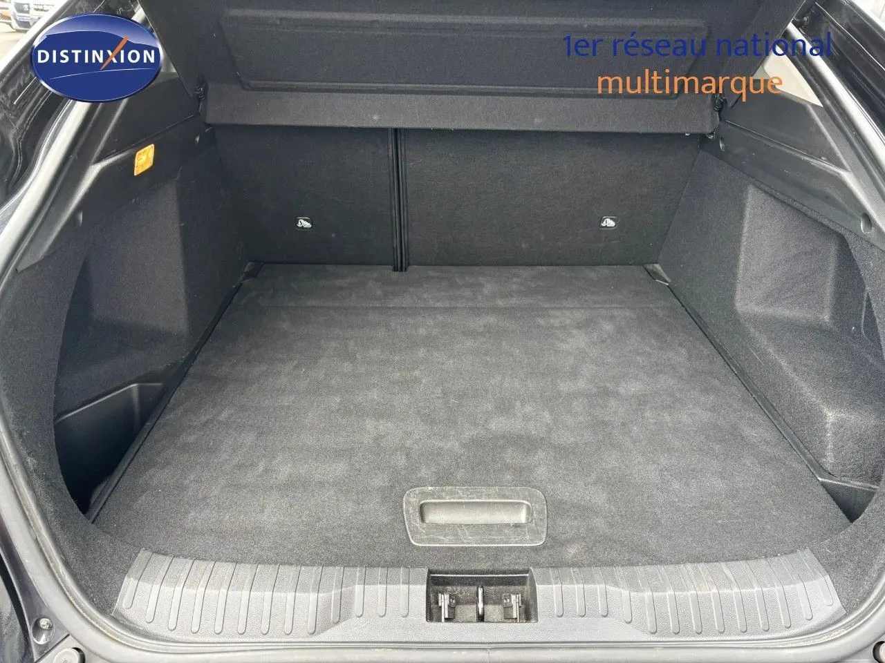 Coffre spacieux ouvert du Renault Arkana noir métal 2022, montrant la surface de chargement et les finitions intérieures.