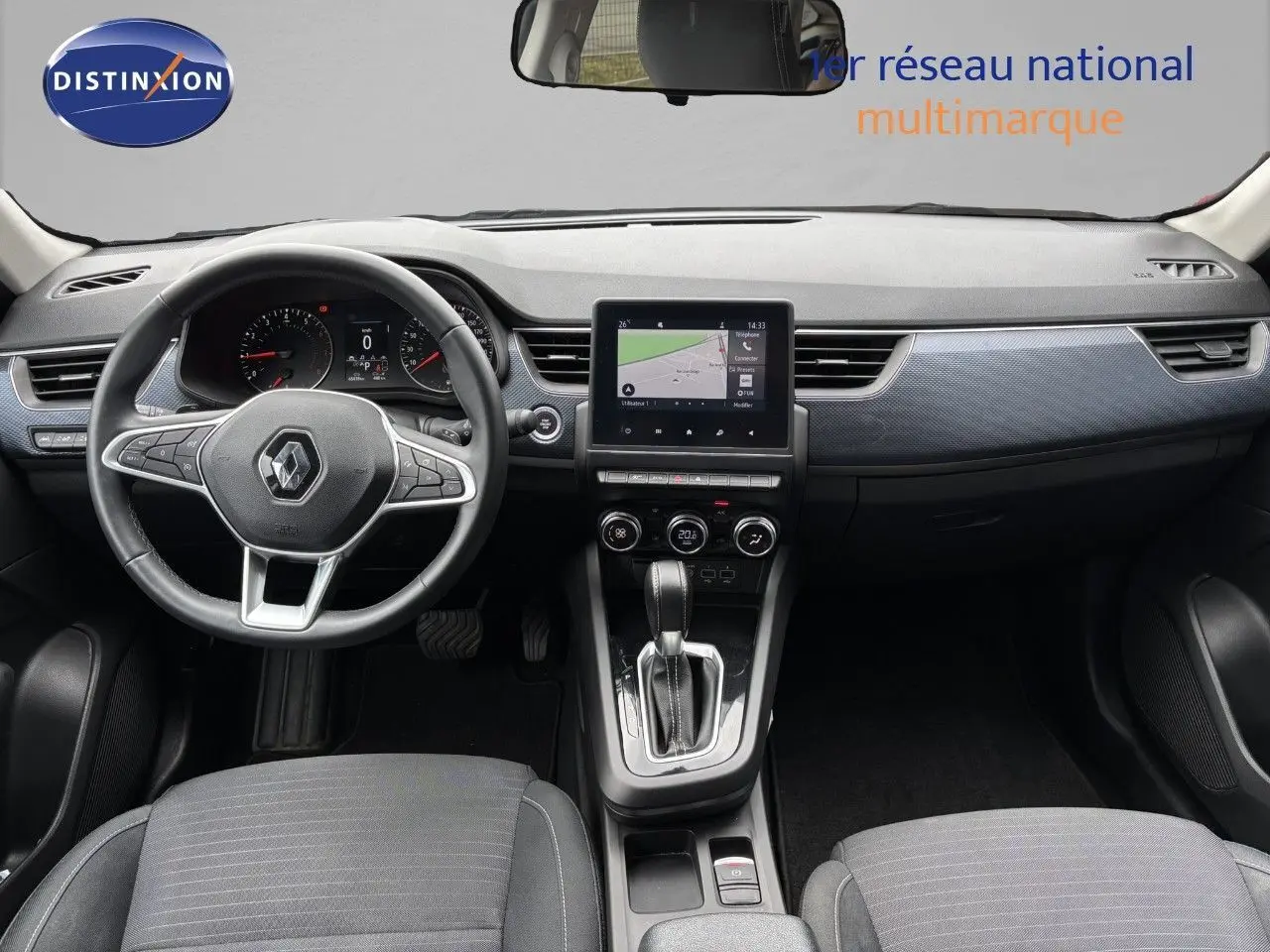 Intérieur avant du Renault Arkana 2022 avec tableau de bord noir, volant multifonction et écran central tactile.