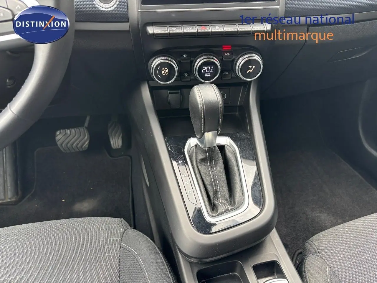 Le levier de vitesses automatique et la console centrale du Renault Arkana noir métal vus de l'intérieur côté conducteur.