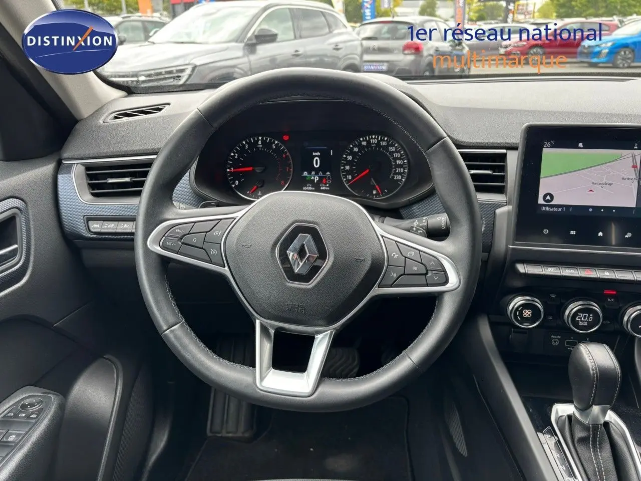 Vue intérieure centrée sur le volant Renault Arkana noir métal 2022 avec tableau de bord et écran tactile visible.