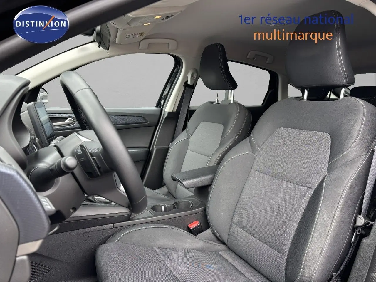 Vue intérieure côté conducteur du Renault Arkana 2022 avec sièges tissu gris et volant multifonction noir.