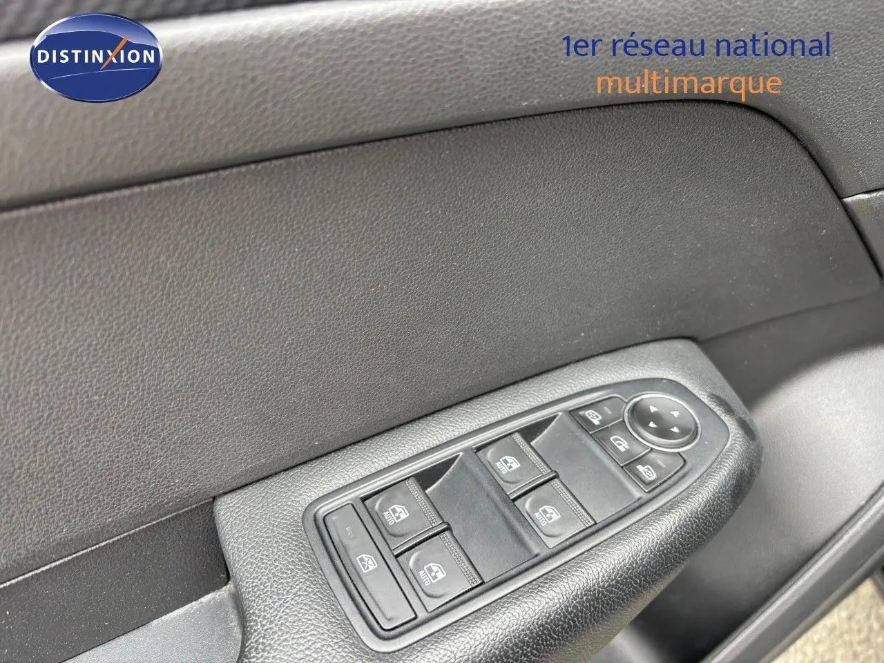 Gros plan sur les commandes des vitres électriques et rétroviseurs côté conducteur du Renault Arkana noir métal 2022.