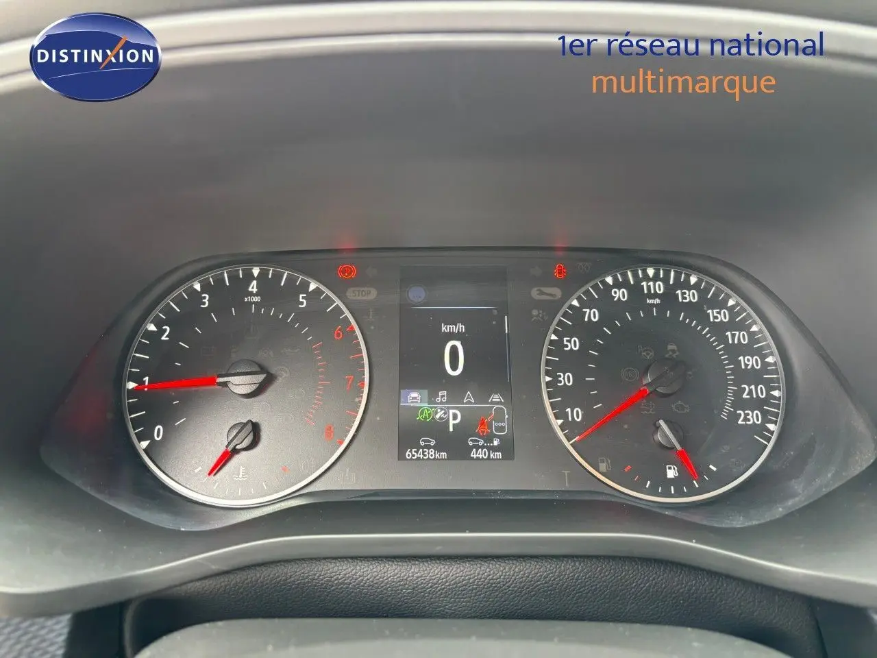 Tableau de bord de Renault Arkana noir métal 2022, vue frontale sur compteurs et écran digital au repos.