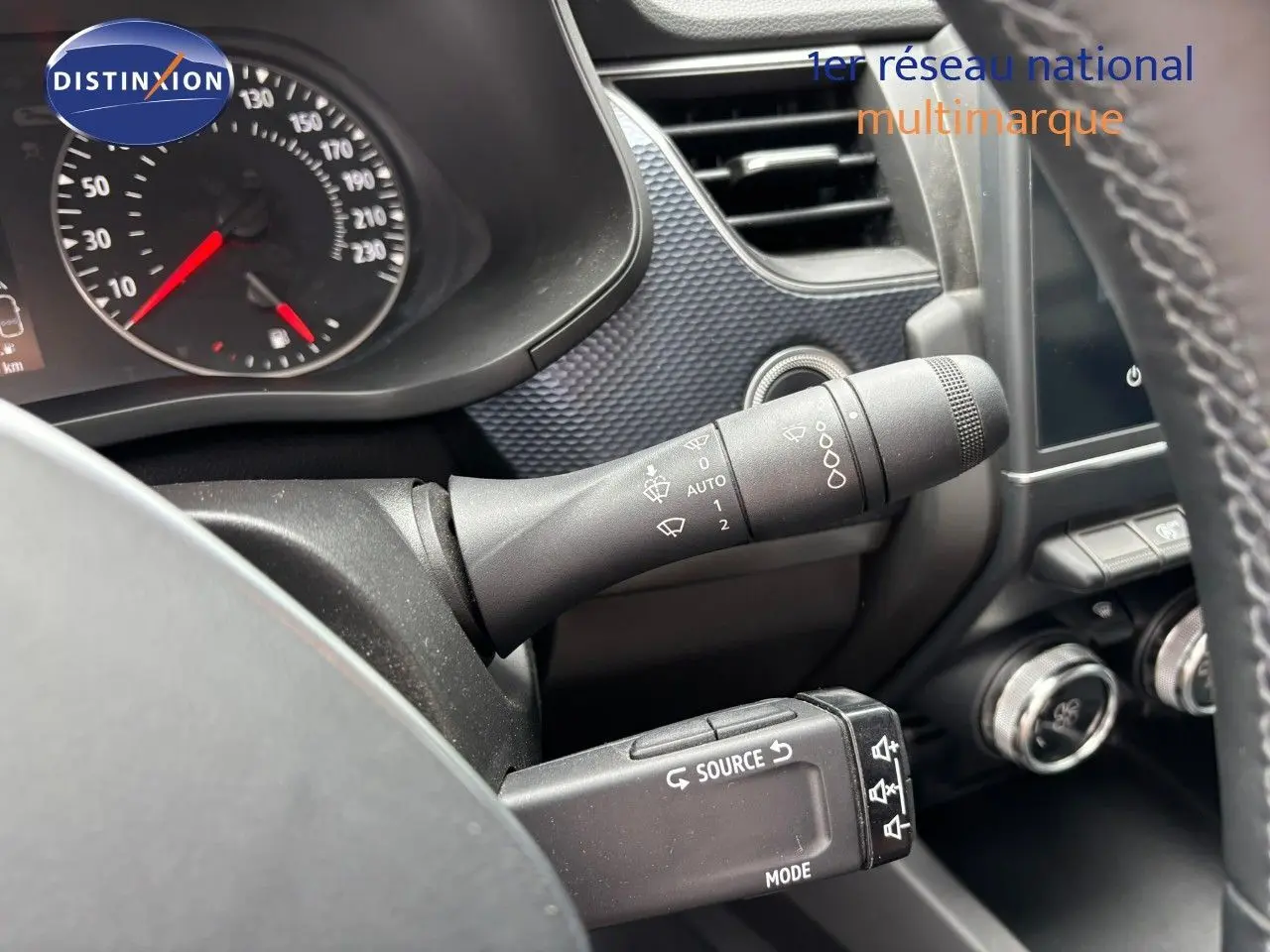 Gros plan sur les commandes au volant et le tableau de bord noir du Renault Arkana 2022, version Business.