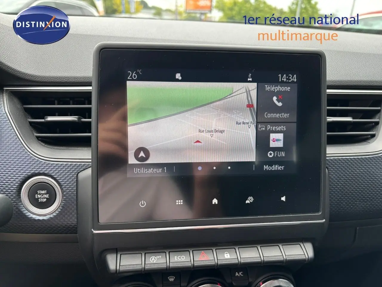 Écran tactile central avec navigation et commandes climatisation dans le tableau de bord du Renault Arkana noir métal 2022.