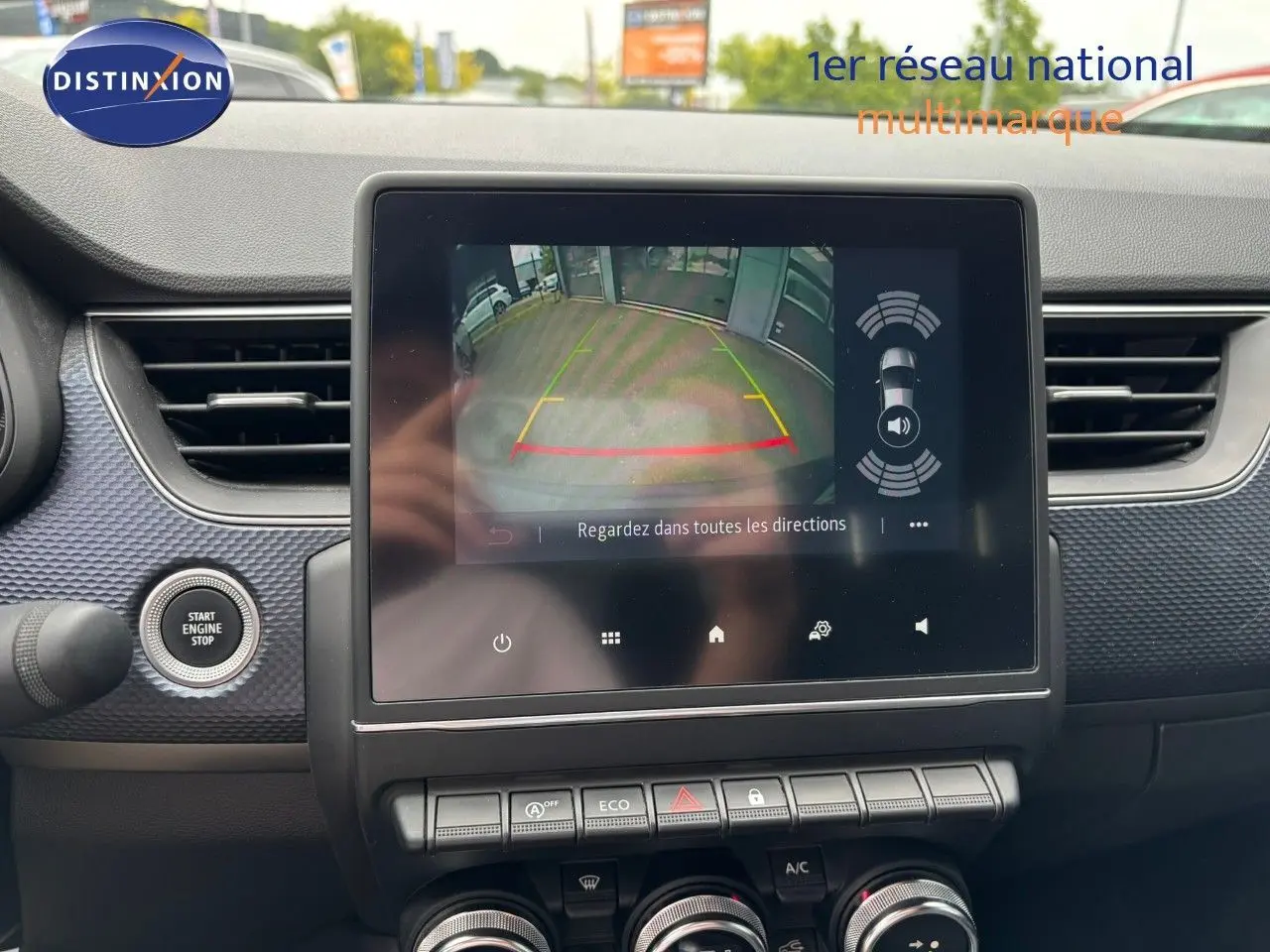 Écran central affichant la caméra de recul dans l’habitacle d’un Renault Arkana noir métal 2022.