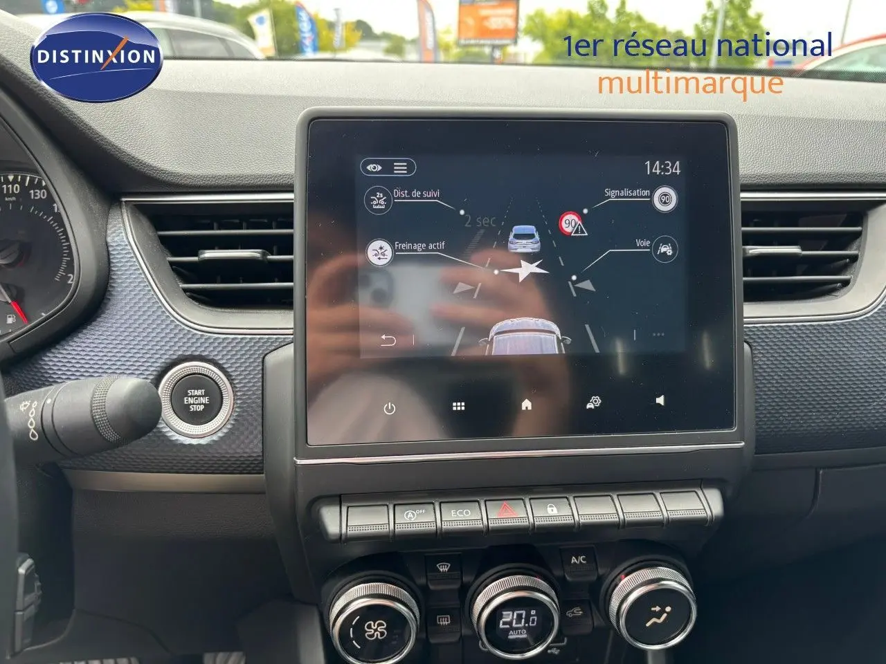 Tableau de bord et écran tactile du Renault Arkana 2022 essence noir métal, vue centrée sur la console centrale.