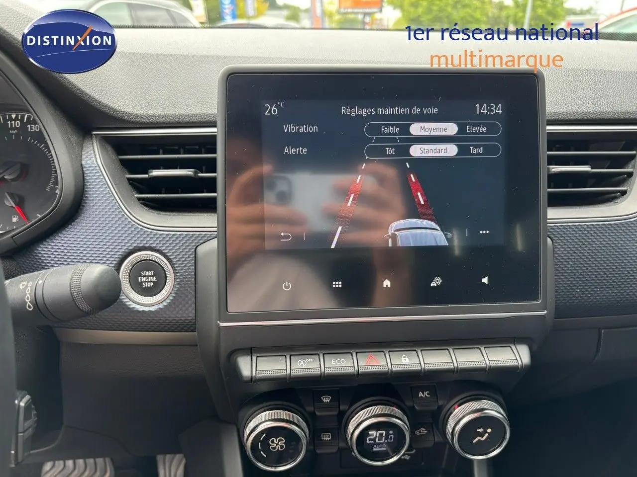 Intérieur du Renault Arkana 2022 noir métal, vue sur le tableau de bord avec écran tactile et commandes de climatisation.