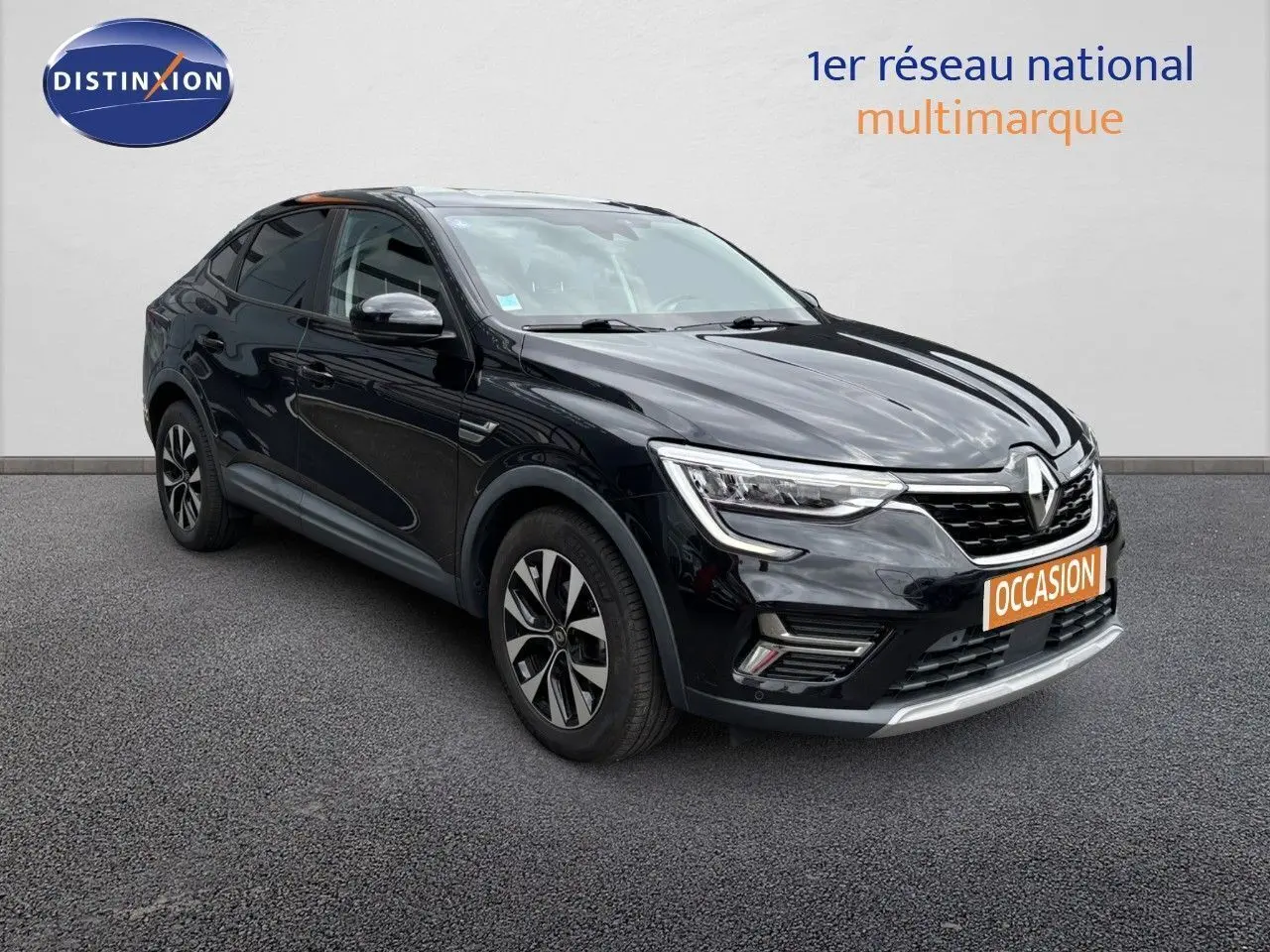 Renault Arkana noir métal en 3/4 avant droit, avec calandre distinctive et jantes bi-ton visibles.