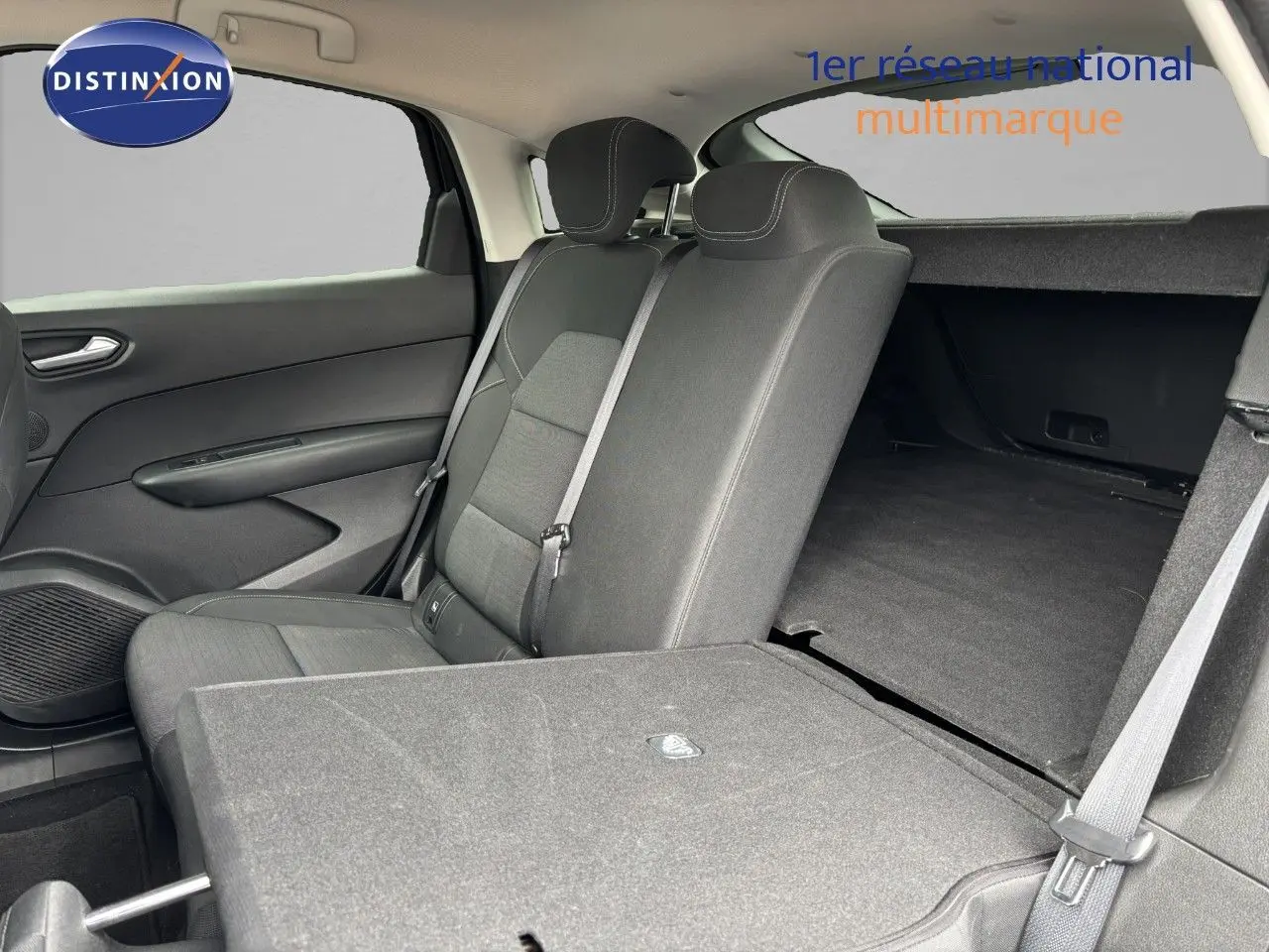 Vue intérieure côté droit du Renault Arkana 2022 noir métal, sièges arrière rabattus dévoilant le coffre spacieux.