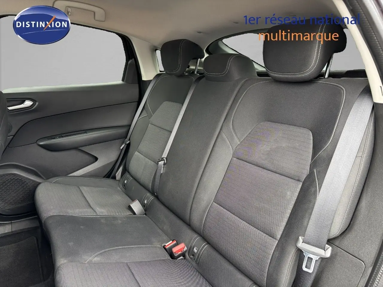 Vue intérieure côté gauche des sièges arrière en tissu gris foncé du Renault Arkana noir métal 2022 finition Business