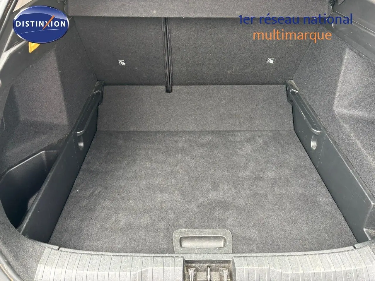 Coffre spacieux et propre du Renault Arkana noir métal, vue intérieure depuis l'ouverture arrière.