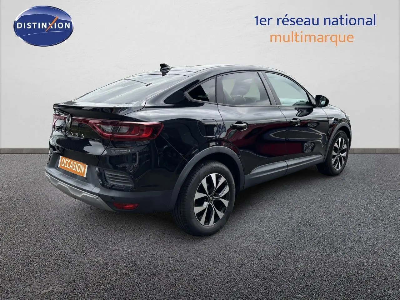 Renault Arkana noir métal vu en 3/4 arrière droit, soulignant ses lignes fluides et ses jantes bi-ton.