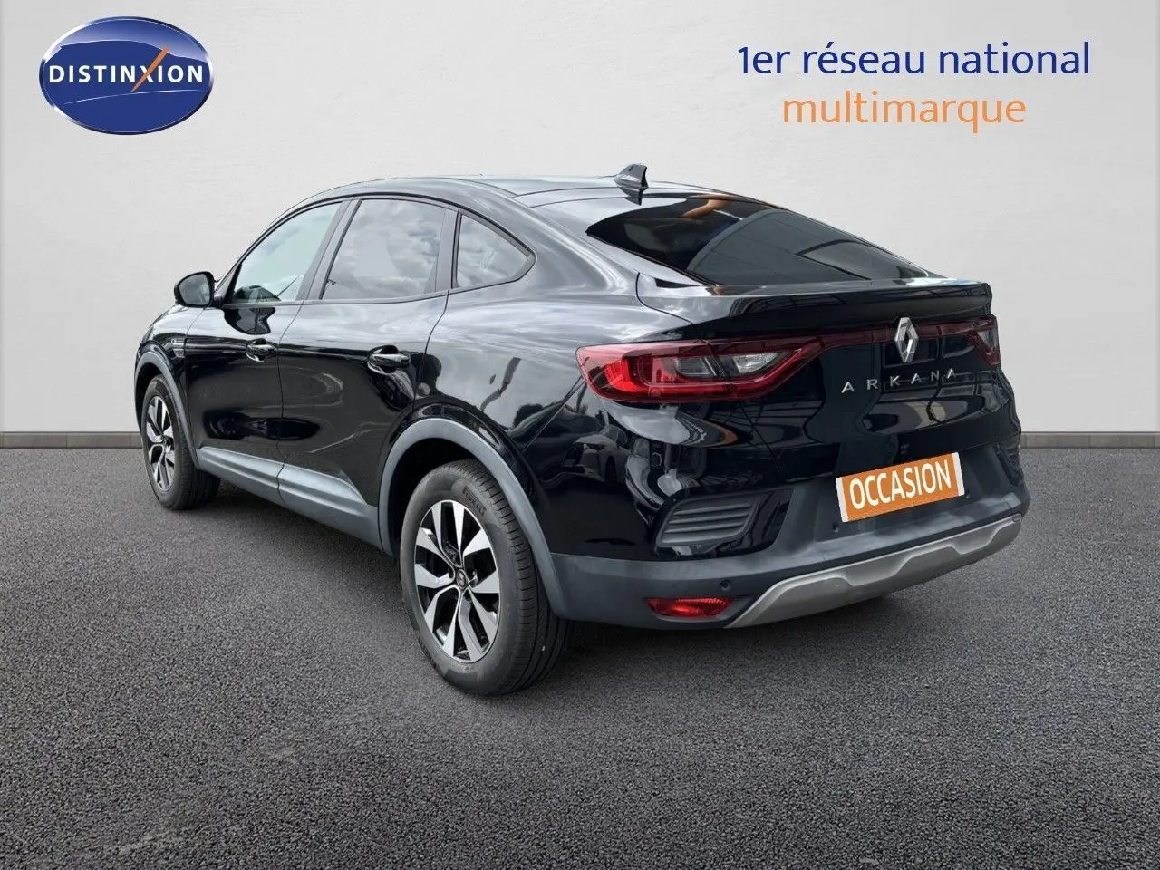 Renault Arkana noir métal 2022 vu en 3/4 arrière côté gauche avec feux LED et jantes bi-ton 17 pouces.