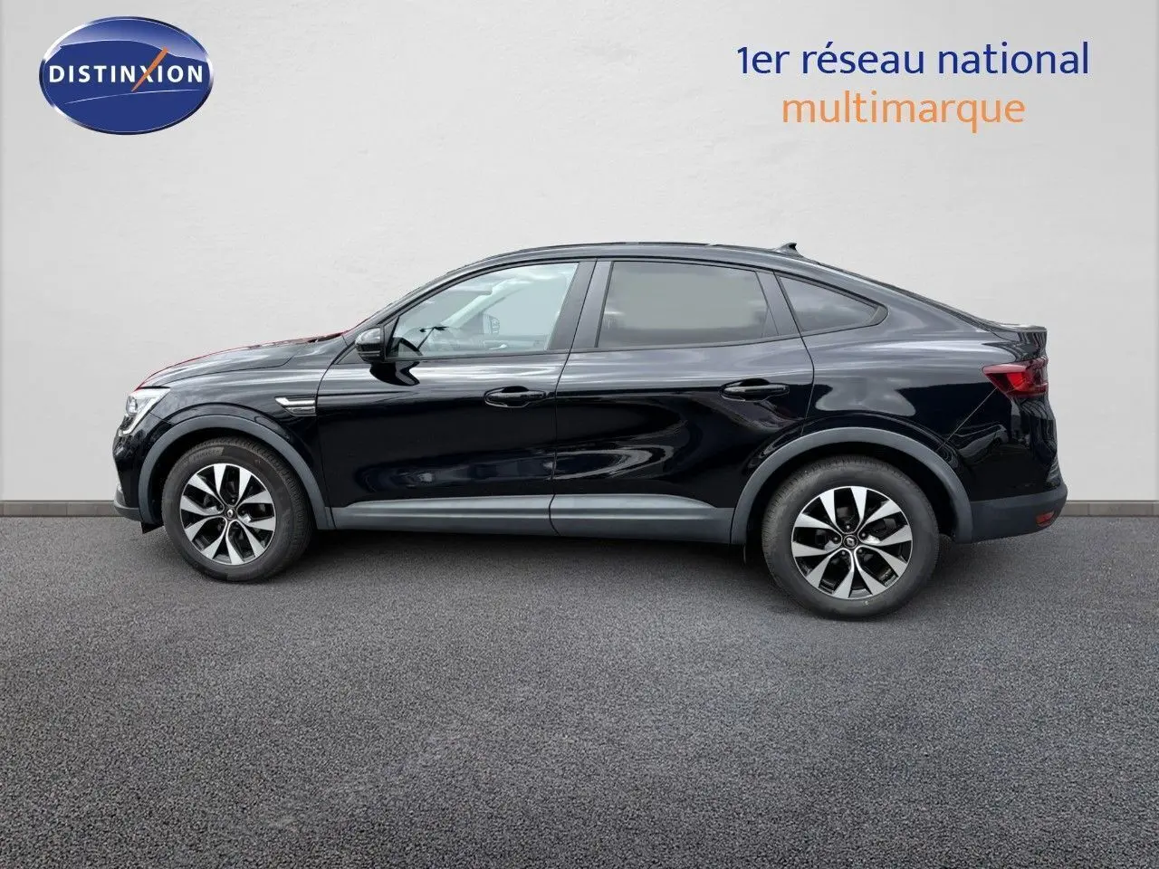 Profil côté gauche du Renault Arkana noir métal 2022, version Business avec jantes bi-ton et lignes fluides.