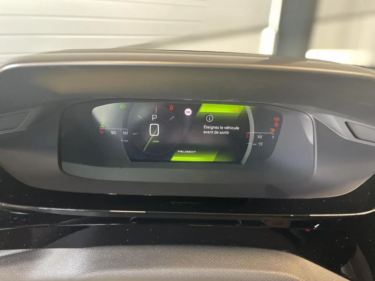 Combiné numérique 10 pouces du tableau de bord de la Peugeot 308 GT 2025 affichant un message d'arrêt du véhicule.
