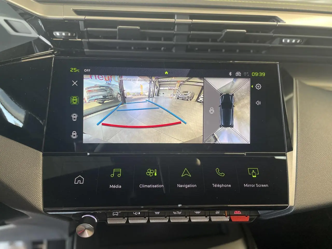 Écran tactile intérieur de la Peugeot 308 2025 affichant la caméra de recul et la vue à 360° du véhicule.
