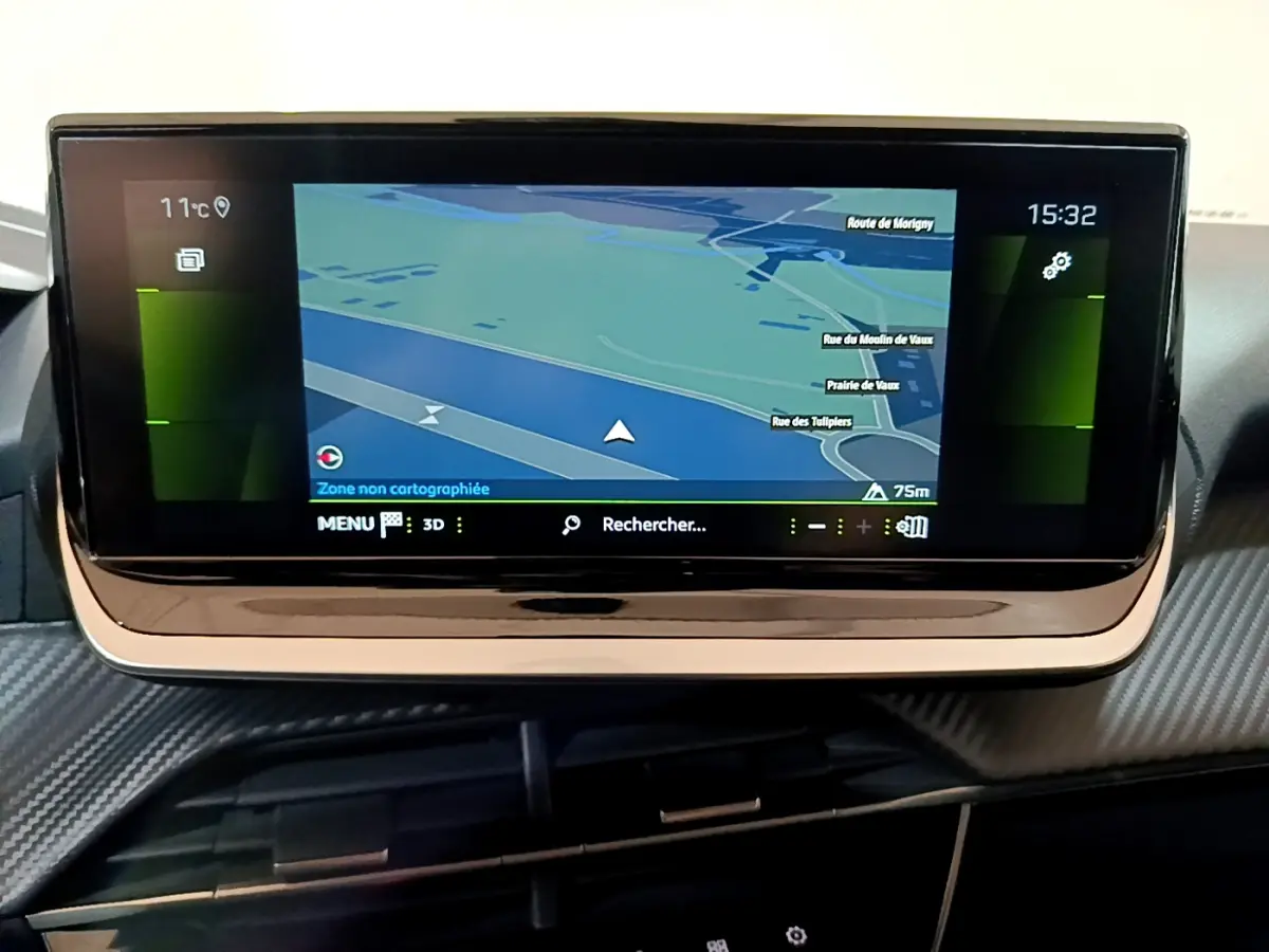 Écran tactile central de 17,8 cm affichant la navigation dans l'habitacle d'une Peugeot 208 jaune 2023.