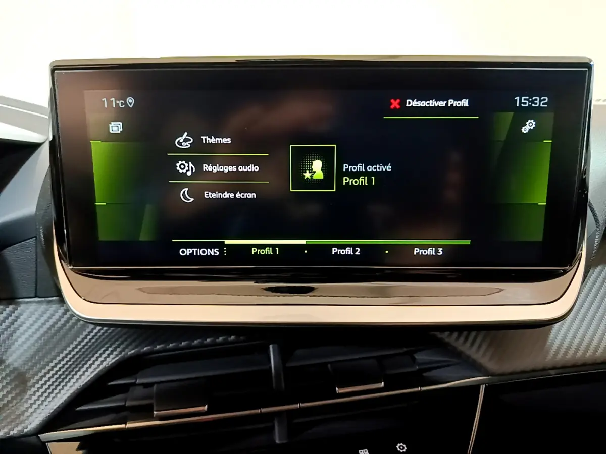 Écran tactile central de 17,8 cm dans l'habitacle d'une Peugeot 208 jaune, affichant les réglages de profil utilisateur.