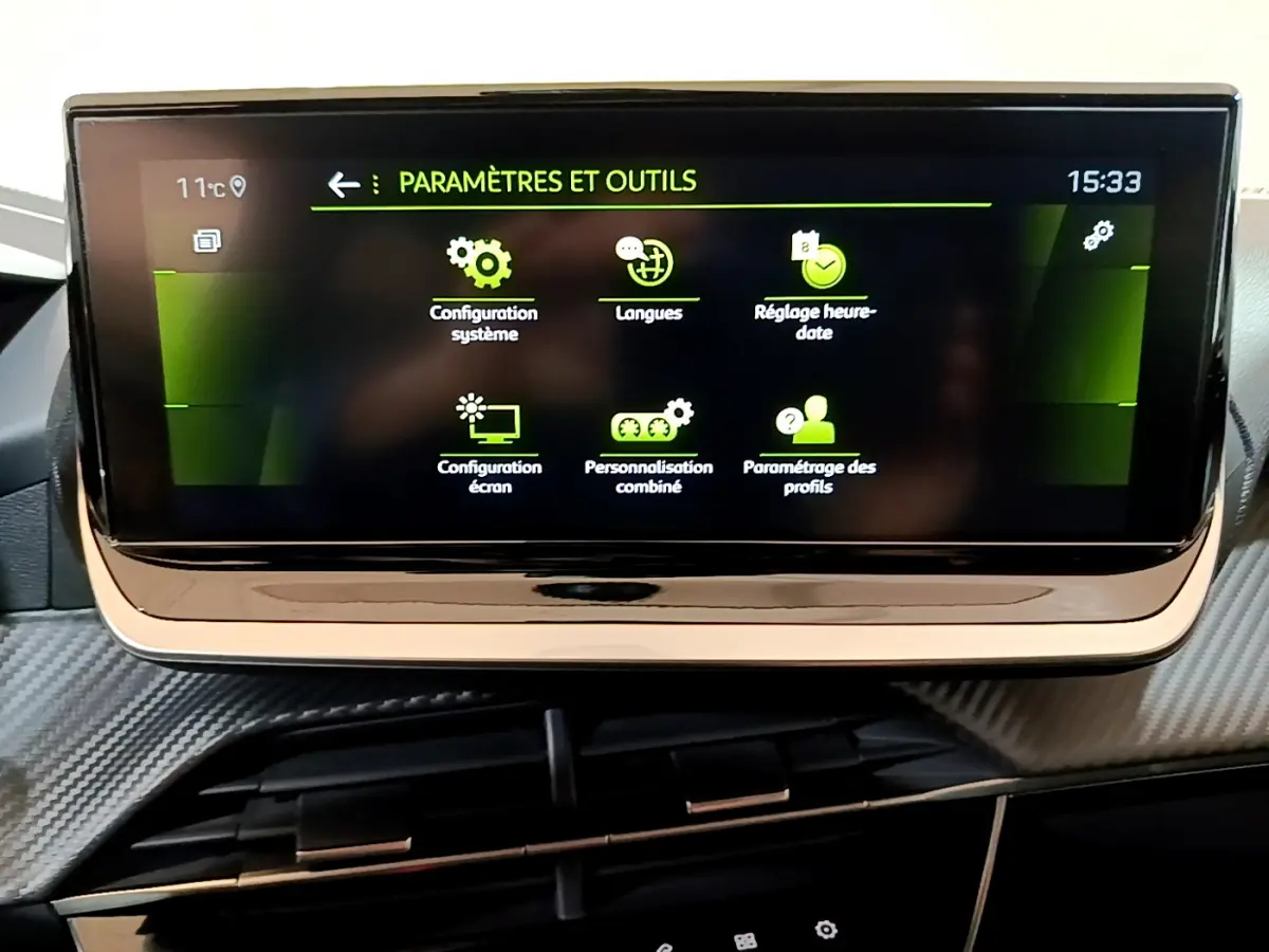 Écran tactile central 17,8 cm affichant les paramètres du système dans l'habitacle de la Peugeot 208 jaune.