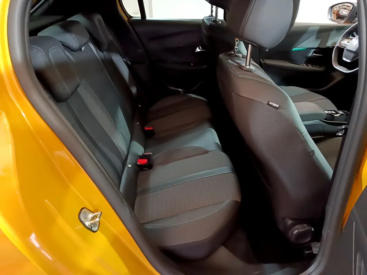 Vue intérieure arrière gauche des sièges noirs du PEUGEOT 208 jaune 2023 avec détails des appuie-têtes et portières ouvertes