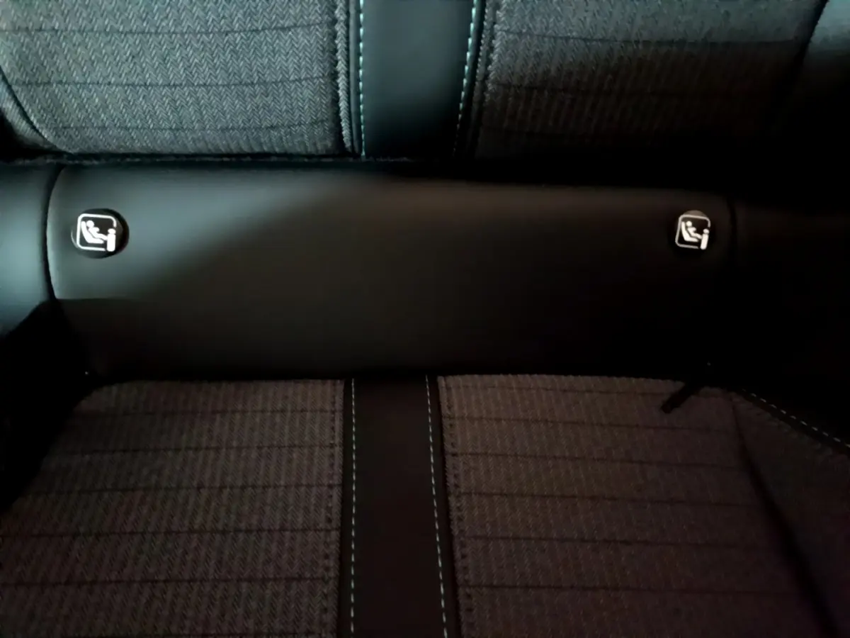 Détail de la banquette arrière noire avec fixation Isofix sur la PEUGEOT 208 jaune vue de face.