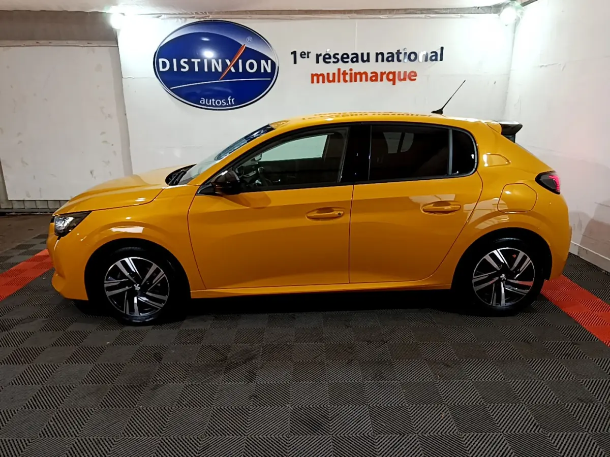 Peugeot 208 jaune vue de profil côté gauche dans un showroom avec jantes alliage et vitres teintées.