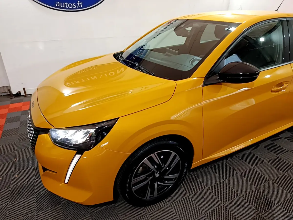 PEUGEOT 208 jaune vue 3/4 avant droit, avec phares LED et rétroviseurs noirs brillants.