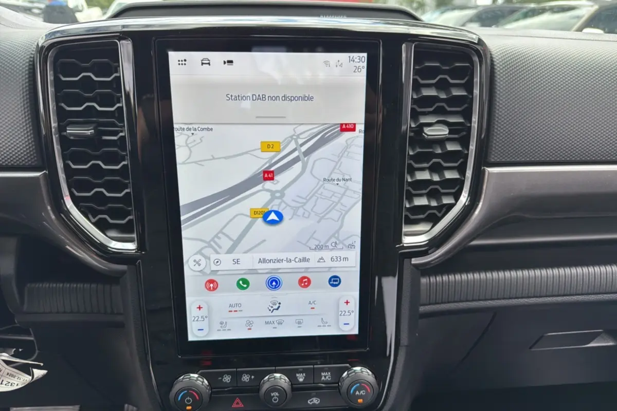 Écran central tactile avec navigation GPS et commandes climatisation du Ford Ranger gris carbone 2025 intérieur