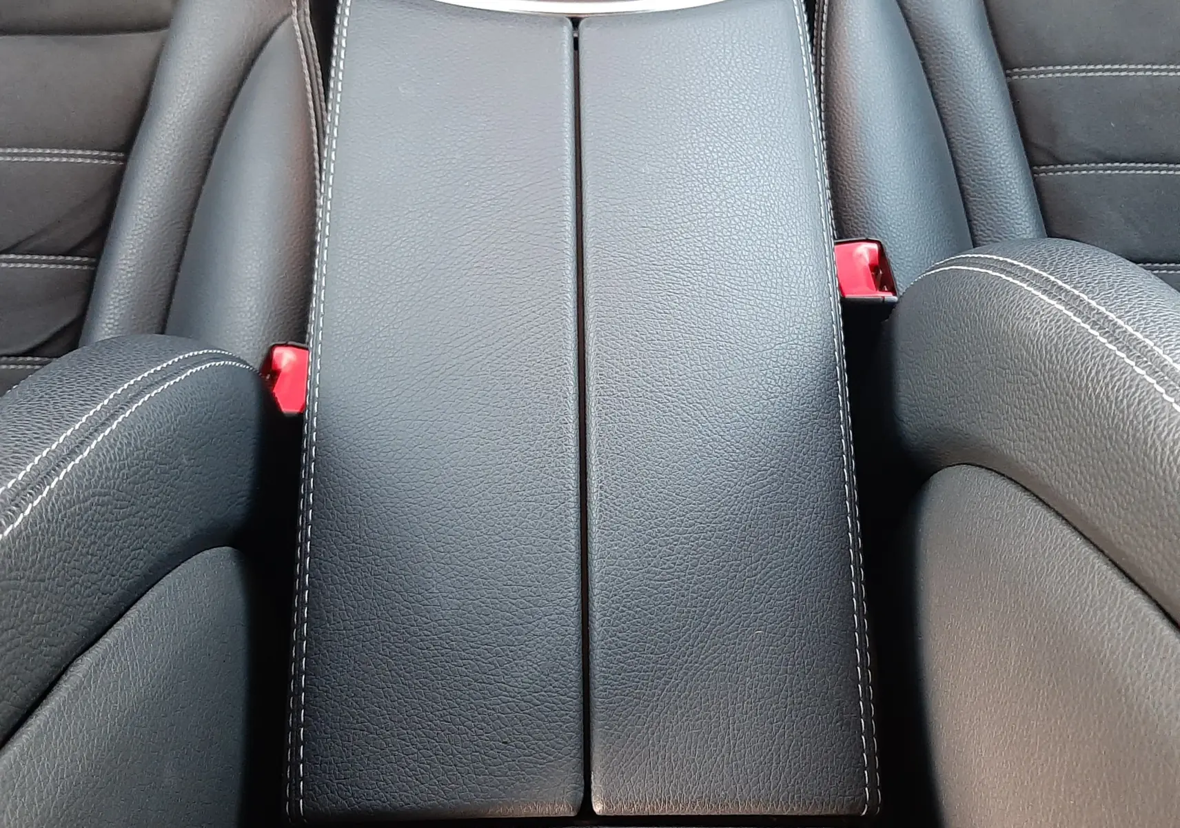 Détail des aérateurs arrière ronds en chrome sur console centrale noire d’un Mercedes GLC Coupé blanc 2019.