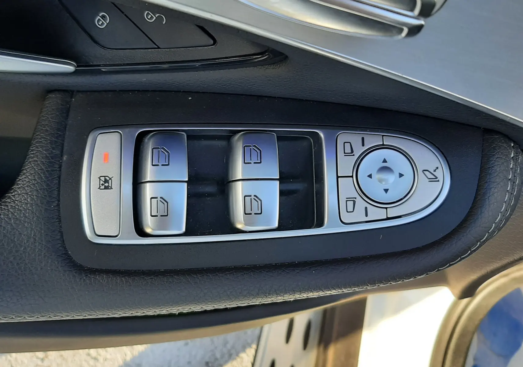 Vue rapprochée de la console centrale ouverte avec rangement intérieur en cuir noir du Mercedes GLC Coupé blanc 2019.