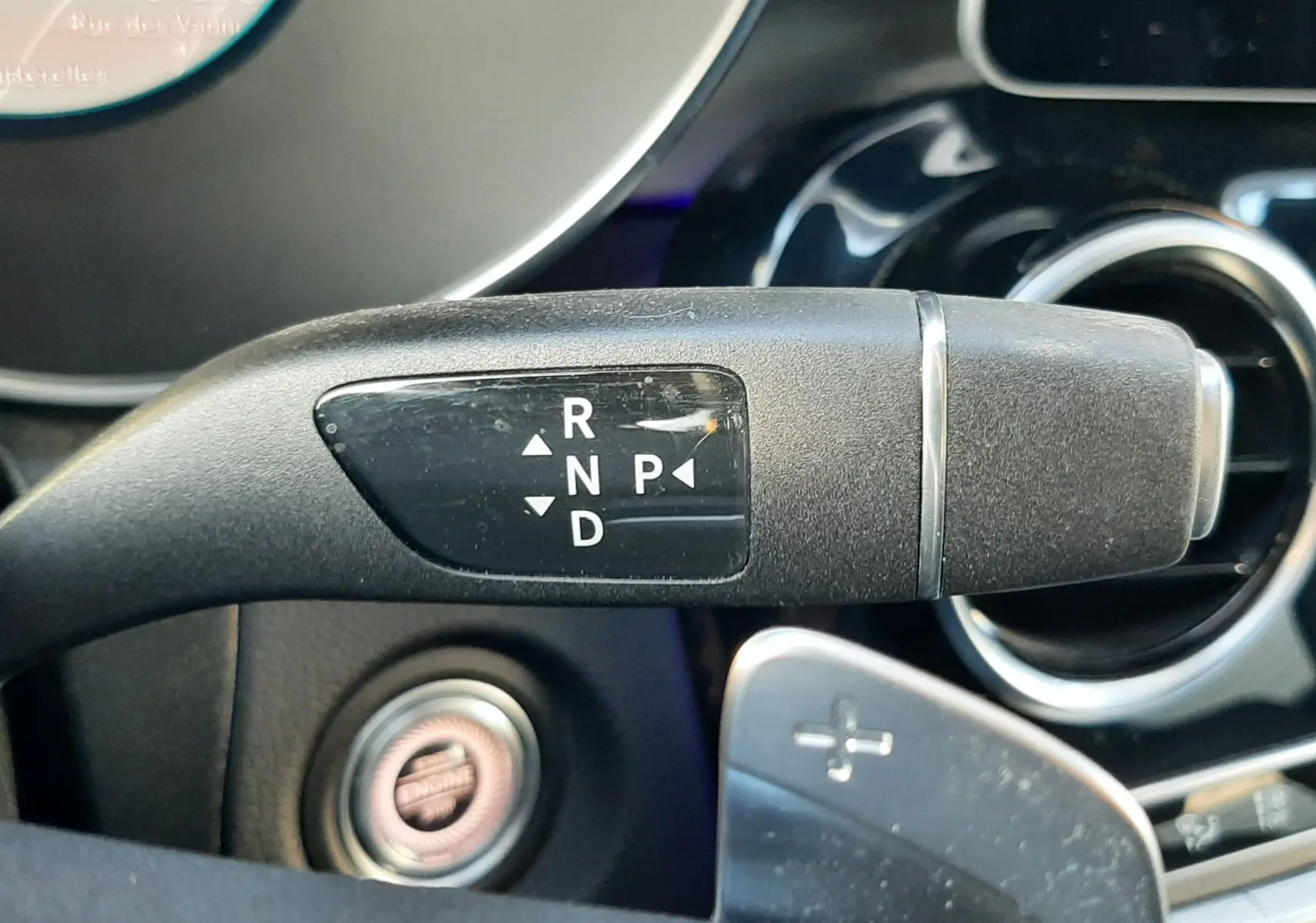 Gros plan sur les commandes de volume et téléphone au volant en cuir noir du Mercedes GLC Coupé blanc 2019 AMG Line.