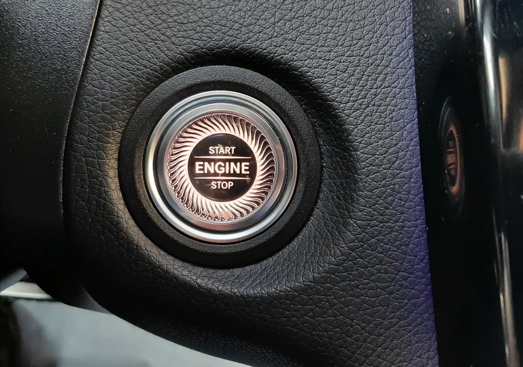 Gros plan sur le levier de vitesses automatique noir à droite du volant d’un Mercedes GLC Coupé blanc, avec bouton start visible.