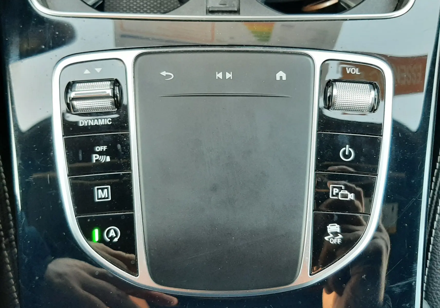 Gros plan sur le bouton Start Engine Stop entouré de cuir noir dans l’habitacle d’une Mercedes GLC Coupé 300 4MATIC AMG Line blanche.