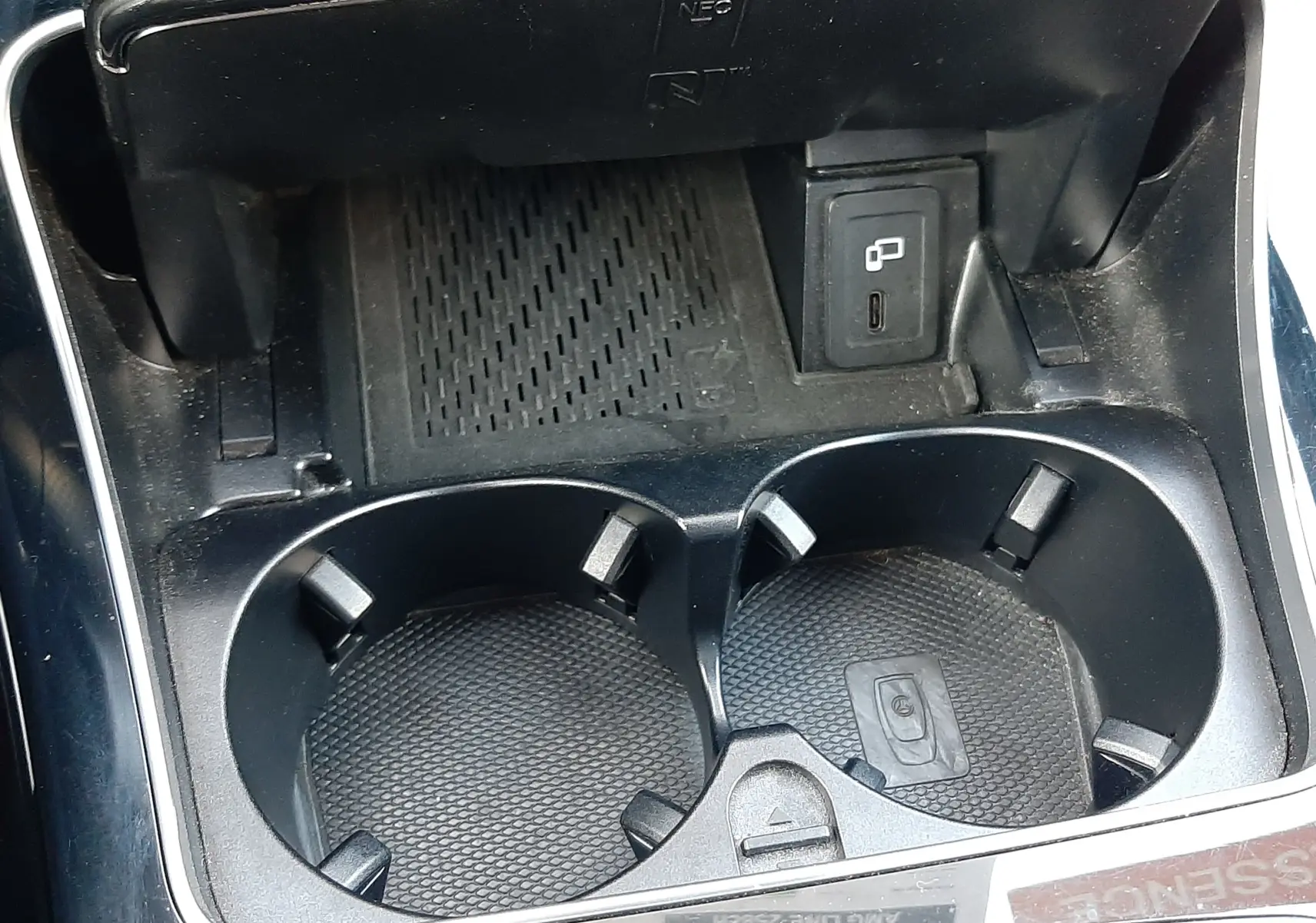 Vue rapprochée du pavé tactile central noir brillant avec commandes multifonctions du Mercedes GLC Coupé blanc AMG Line 2019.