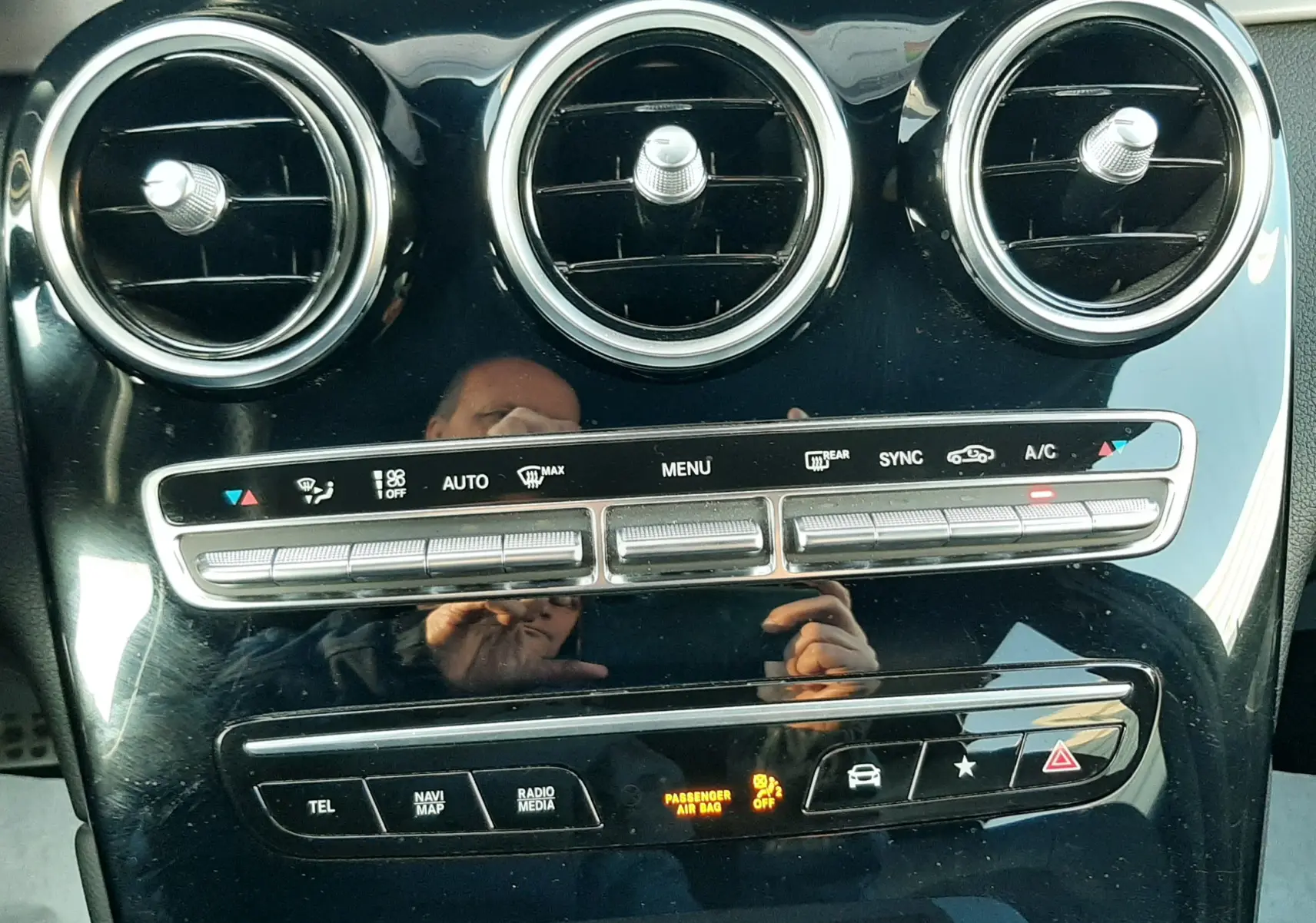 Vue rapprochée de la console centrale noire brillante du Mercedes GLC Coupé 300 4MATIC AMG Line avec commandes tactiles et molette.