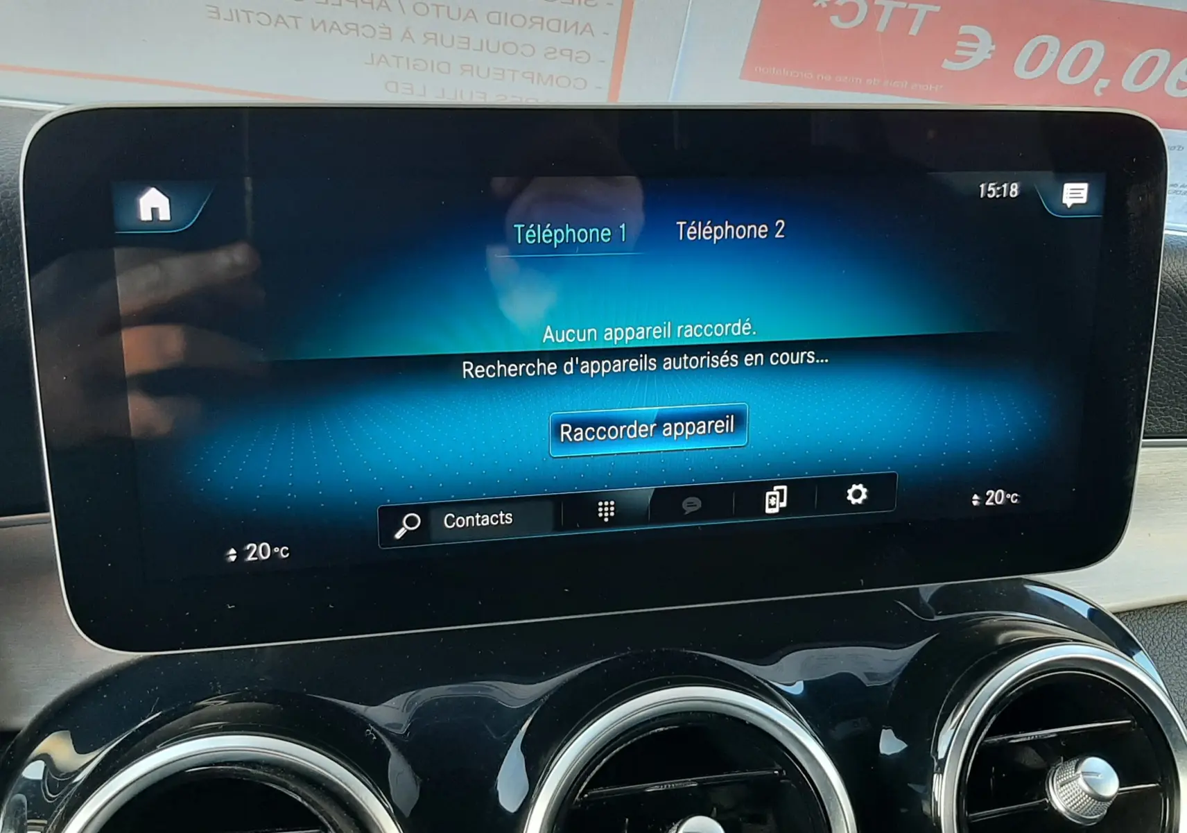 Vue intérieure du tableau de bord du Mercedes GLC Coupé blanc 2019, avec écran tactile affichant navigation et radio.