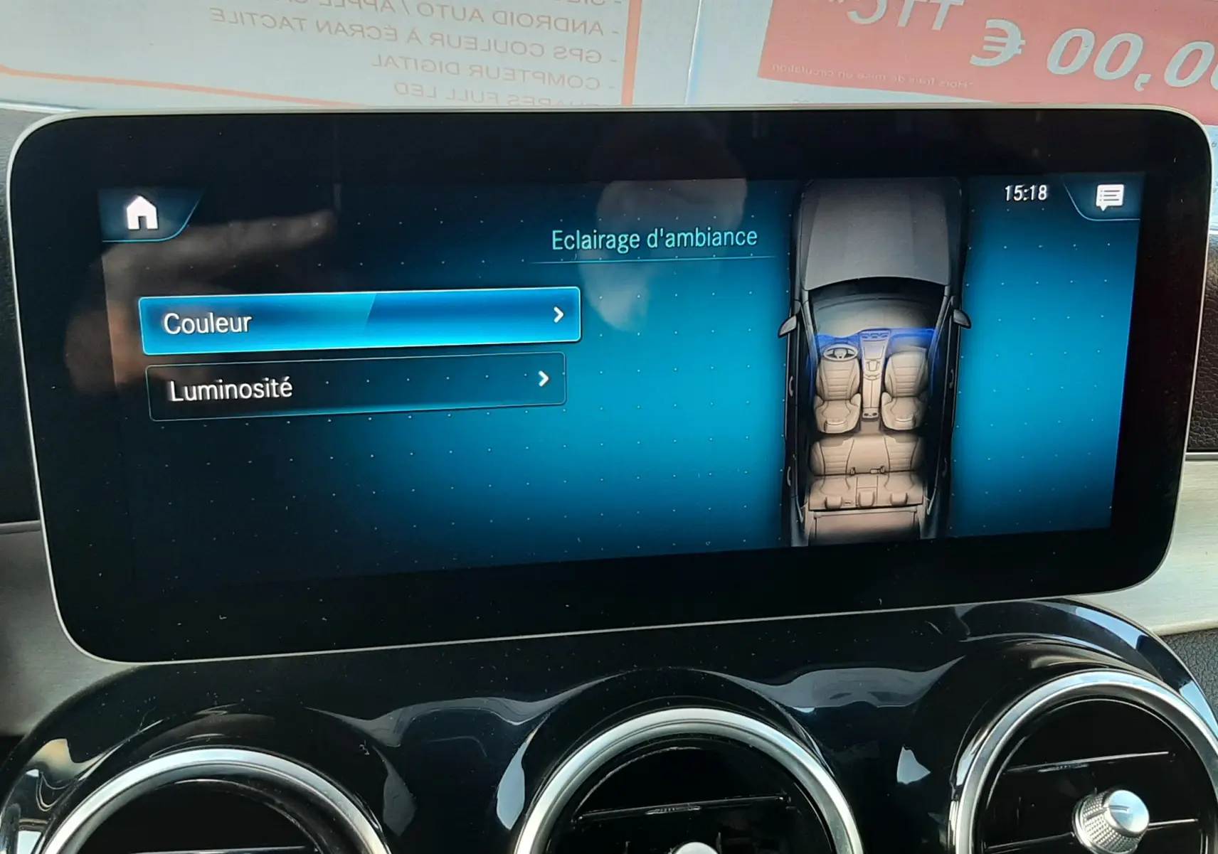 Vue intérieure du tableau de bord du Mercedes GLC Coupé blanc 2019, avec écran multimédia affichant la radio Europe 1.