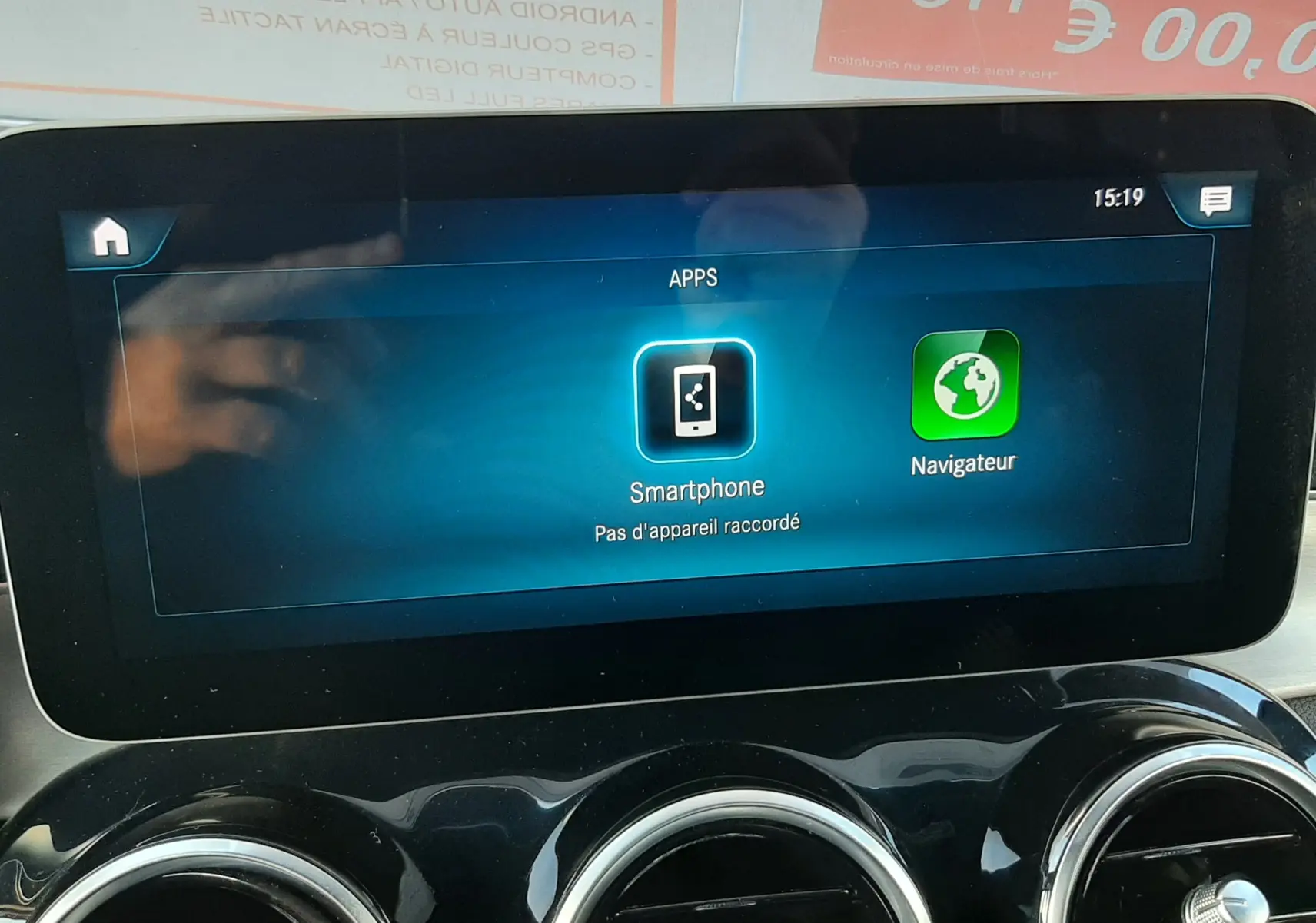 Écran central du Mercedes GLC Coupé 300 AMG Line 2019 montrant le menu d’éclairage d’ambiance avec vue intérieure du véhicule.